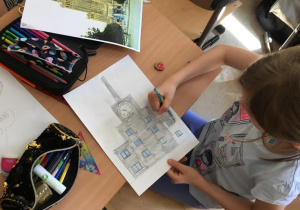 Dziewczynka rysuje Pałac Kultury.